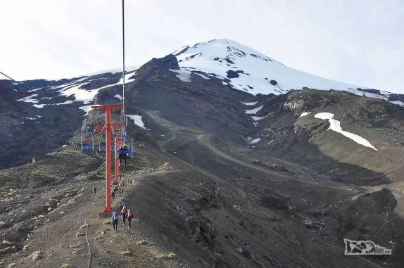 O primeiro trecho da subida do Villarrica, de 1.280 m a 1.600 metros de altitude, pode ser feito a pé ou de teleférico! (região de Pucón, no sul do Chile)